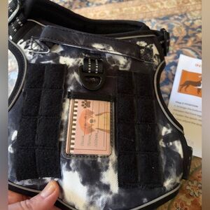 New size M Dog Harness. Fits Medium size breeds. Makes walks easier!